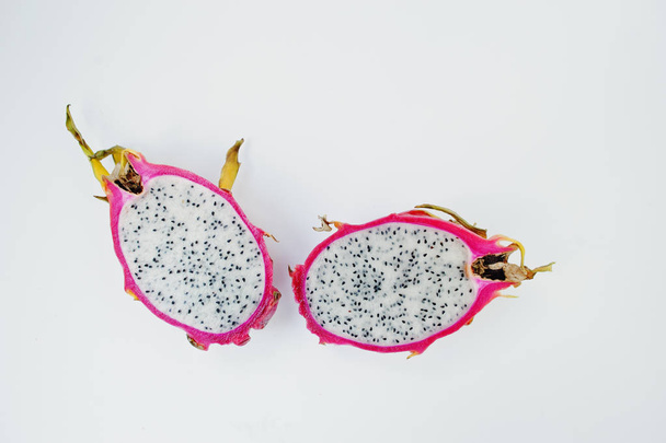 Exotic fruit pitaya or pitahaya, dragon fruit (Hylocereus undatu - Foto, afbeelding
