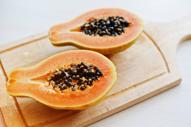 Exotic fruit papaya or papaw isolated on white background on woo - Foto, afbeelding
