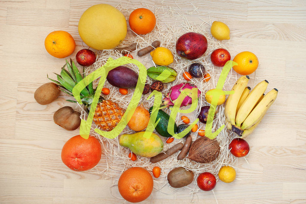 Εξωτικά φρούτα με διατροφή σημάδι. Υγιεινή διατροφή δίαιτα τροφίμων έκφραση - Φωτογραφία, εικόνα