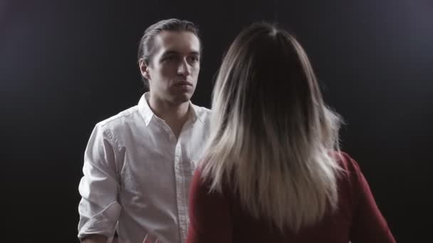 Häusliche Gewalt. Wütende Ehefrau schreit und bedroht ihren Mann - Filmmaterial, Video