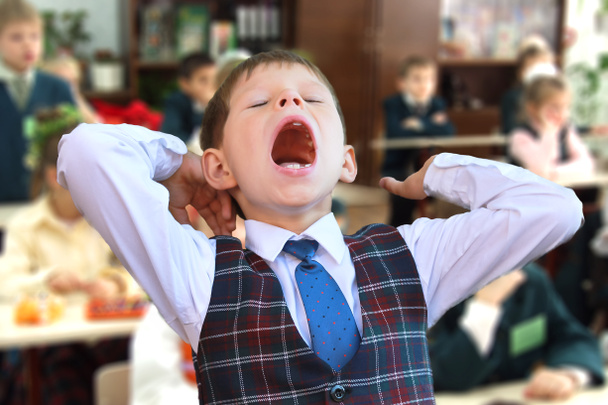 Ребенок зевает на уроке
 - Фото, изображение