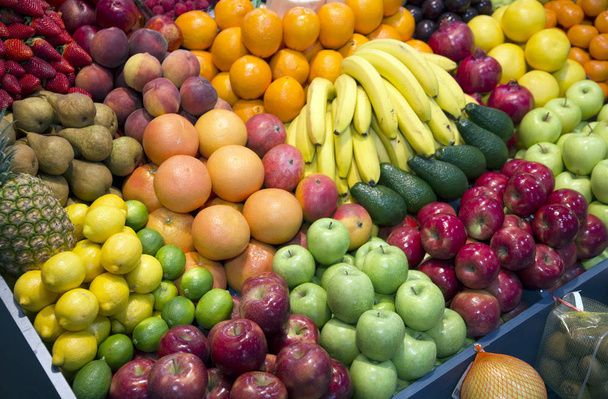 Κοντινό πλάνο της πολλά πολύχρωμα φρούτα στο περίπτερο αγορά αγροτών - Φωτογραφία, εικόνα