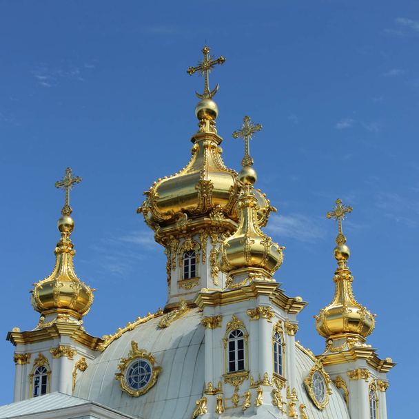 PETERHOF, SAINT-PETERSBURG, RUSSIA - JUNE 22, 2016: Palace church of Saints Peter and Paul in Peterhof. - Fotoğraf, Görsel