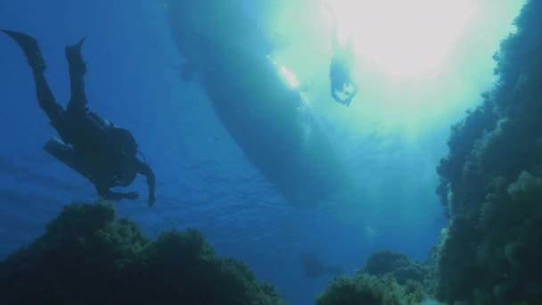 Scuba divers under boat, Mediterranean sea - Footage, Video