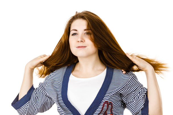 Jeune femme touchant ses longs cheveux bruns
 - Photo, image