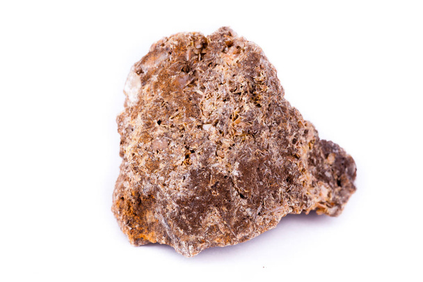 wulfenita de piedra mineral macro sobre un fondo blanco
 - Foto, Imagen