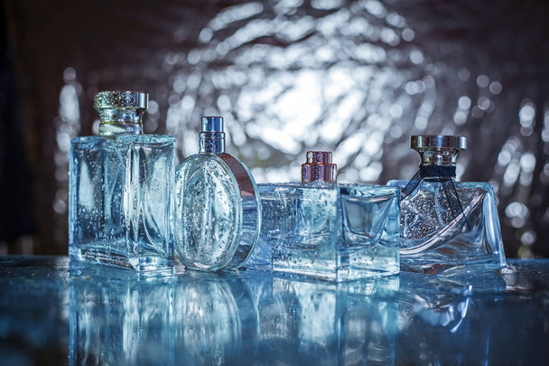 Різні пляшки парфумів
  - Фото, зображення
