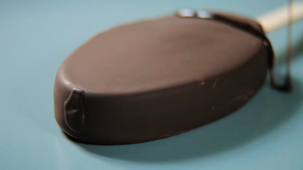 Lody z polewą czekoladową na talerzu polać czekoladą. Szczelnie-do góry - Materiał filmowy, wideo