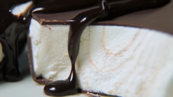 ijs met chocolade glazuur pour chocolade. Close-up - Video