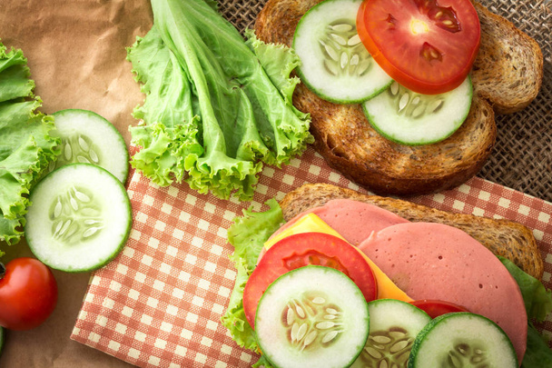 Eleme a grillezett szendvicsek a kenyér, szalonna, sonka és sajt - Fotó, kép