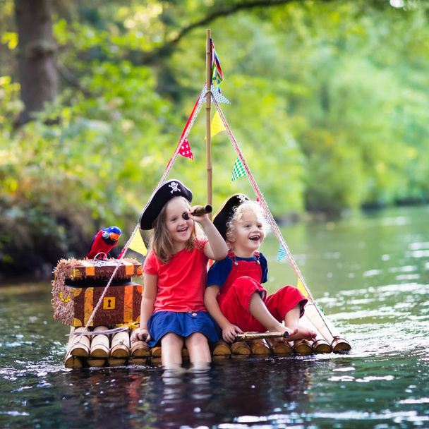 Niños jugando aventura pirata en balsa de madera
 - Foto, imagen