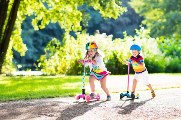 Gyerekeket lovaglás a Jet-Ski Park nyári. - Fotó, kép
