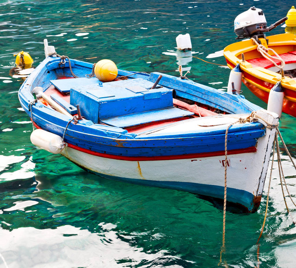 острів Греція в Санторіні європейський човен гавань і причал в мені
 - Фото, зображення