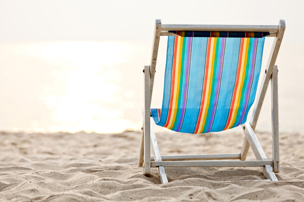 Cadeira de praia na areia
 - Foto, Imagem