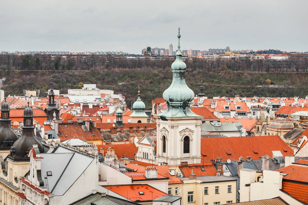 Вид на червоні дахи старі європейські міста Прага - Фото, зображення