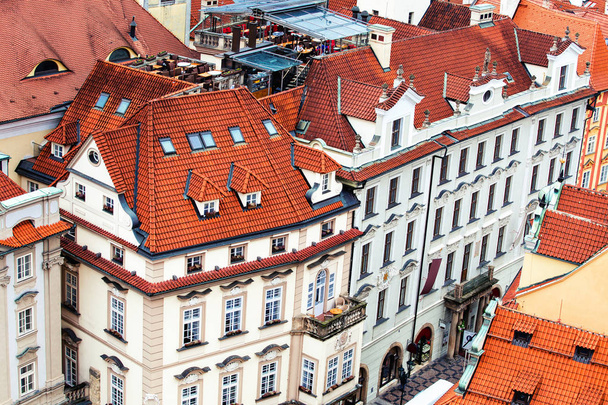 Kırmızı çatılı evler Prag, yukarıdan havadan görünümü ünlü bir dönüm noktası olduğunu - Fotoğraf, Görsel