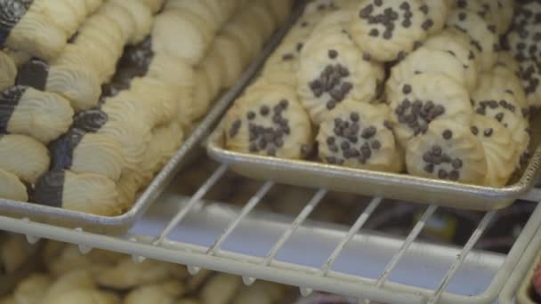 Czekoladowe ciasteczka maślane dodany do przypadku - Materiał filmowy, wideo