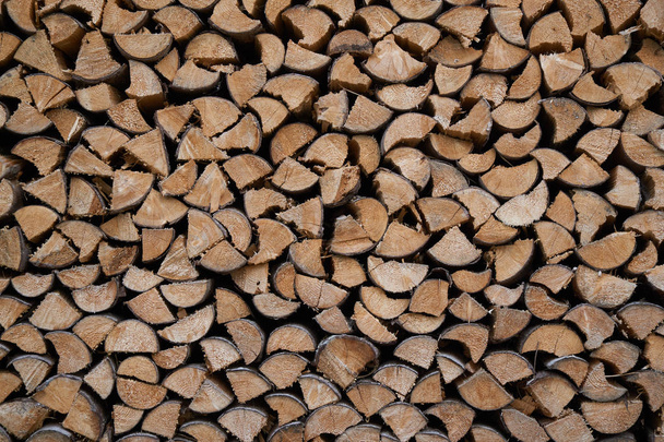 Haufen gehäckseltes Feuerholz für den Winter vorbereitet - Foto, Bild