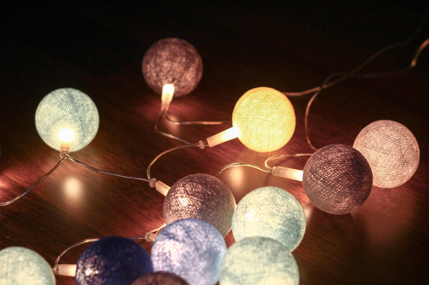 Lumineux décoratif dans les lumières de boule de coton noir foncé backgrou
 - Photo, image