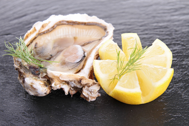 Oyster and lemon - Φωτογραφία, εικόνα