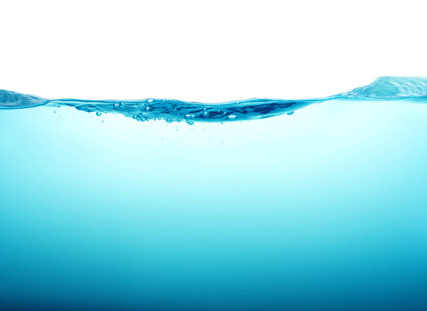 Закрыть синий брызги воды с пузырьками на белом фоне
 - Фото, изображение