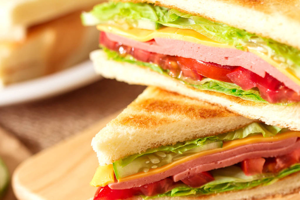 スライスしたベーコン、ハムとチーズの焼きサンドイッチ パン - 写真・画像