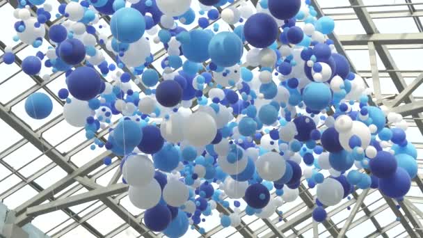 Białe i niebieskie balony w powietrzu - Materiał filmowy, wideo