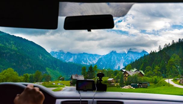 auf der Straße fahren und GPS mit wunderschönem Bergblick nutzen - Foto, Bild
