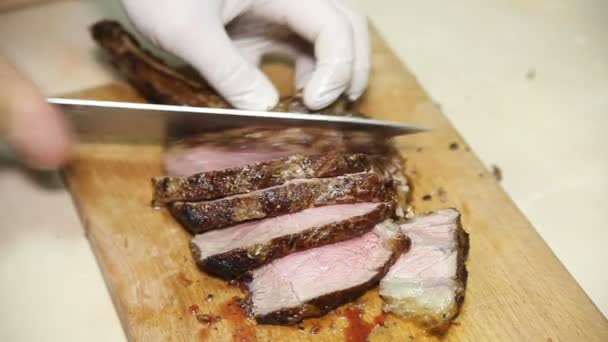 Chef regulates roast meat - Πλάνα, βίντεο