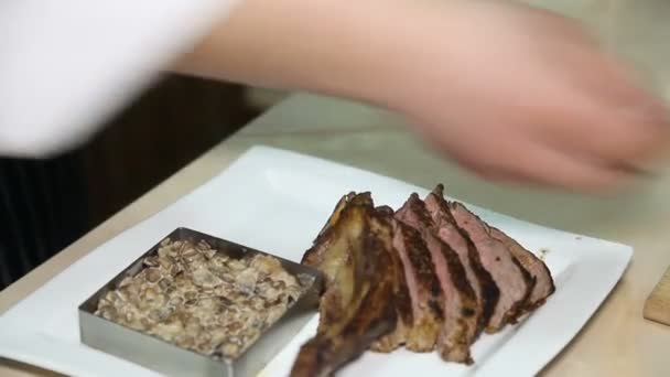 Cook cooks a dish of fried meat - Footage, Video