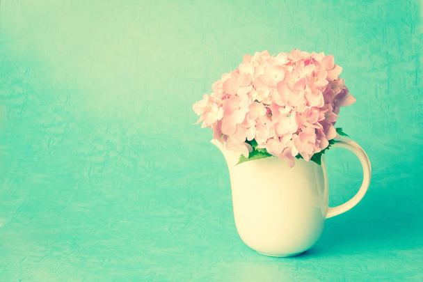 flores de hortênsia doce em vaso branco, cor pastel doce
 - Foto, Imagem