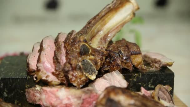 Gericht mit gebratenem Fleisch mit Beilage - Filmmaterial, Video