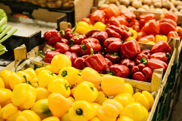 Verse en biologische groenten op een boerenmarkt. Marktplaats. Natuurlijke producten. Paprika. Peper. - Foto, afbeelding