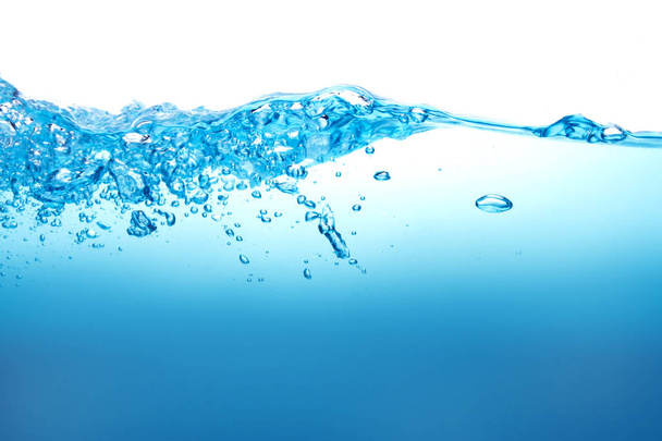 Bliska niebieski plusk wody z pęcherzyków na białym tle - Zdjęcie, obraz