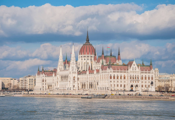 Hungarian Parliament Building on the bank of the Danube in Budapest - Foto, Imagem