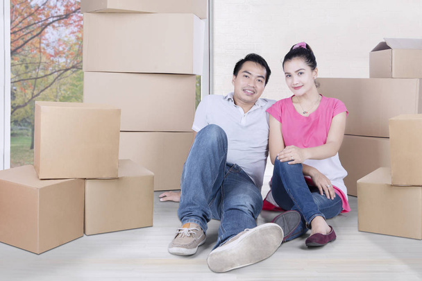 Young couple moving into a new house - Foto, afbeelding