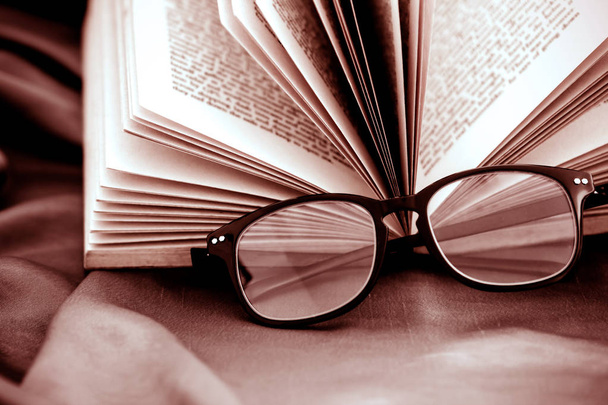 selektivní pozornost čtení brýle s otevřenou knihu - Fotografie, Obrázek