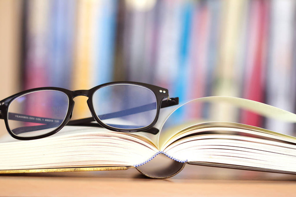Cerrar la página del libro abierto y las gafas de lectura
  - Foto, Imagen