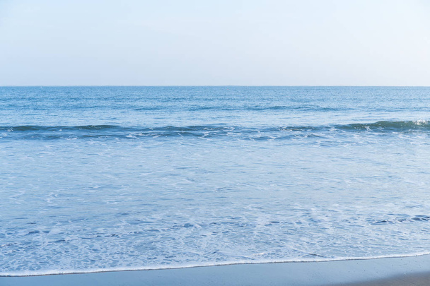 pobřeží moře s vlnami - Fotografie, Obrázek