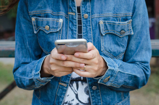 fille en jean veste en utilisant smart phonea
 - Photo, image