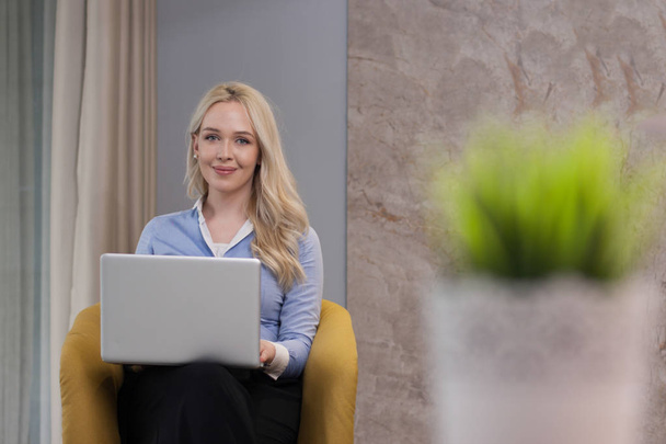 Portrait of young business woman working relaxed - Photo, Image