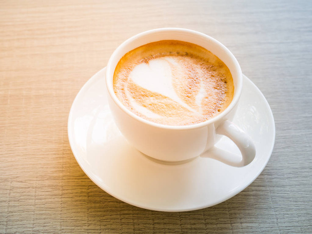 Vista superior de la taza de café con leche y la taza de grano de café sobre fondo de mesa de madera
 - Foto, Imagen