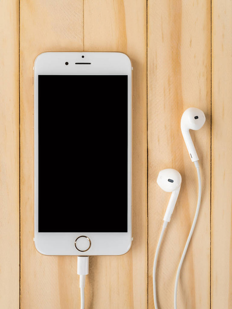 Modèle Apple iPhone7 et modèle Apple EarPods
 - Photo, image