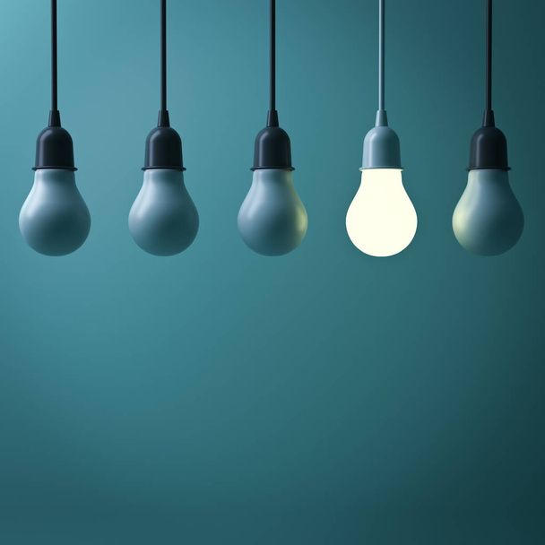 Одна висячая лампочка светится по-разному, выделяясь из неосвещенных ламп накаливания с отражением на темно-зеленом фоне, лидерство и различные концепции бизнес-творческой идеи
 - Фото, изображение