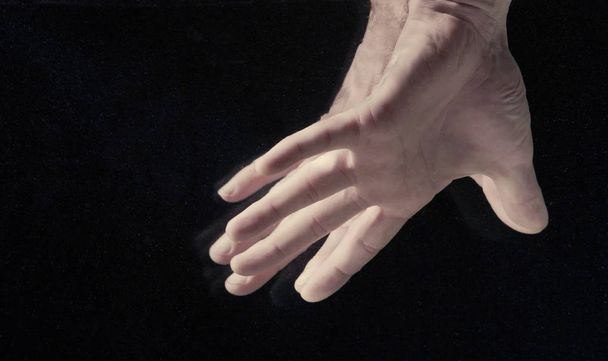 As mãos do homem debaixo de água
 - Foto, Imagem