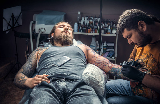 Szakember működő tetoválás, tetováló szalon-tetoválás - Fotó, kép