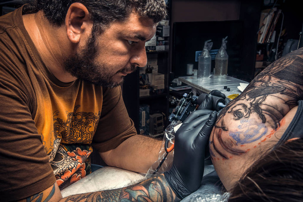 Tatuaje profesional crear tatuaje en el estudio
 - Foto, Imagen