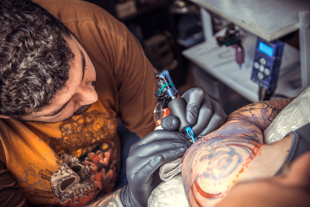 Professzionális tetováló művész dolgozik, tetoválás, tetováló Studió - Fotó, kép