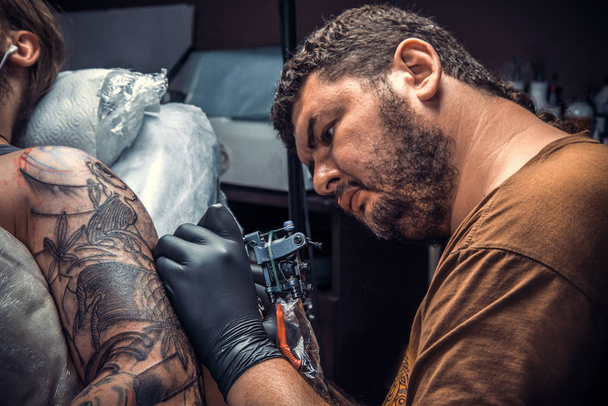 Szakmai tattooer teszi képek tetoválás, tetováló Studió - Fotó, kép