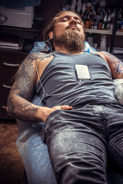 Tatuaż specjalista sprawia, że fajny tatuaż w tatuażu - Zdjęcie, obraz